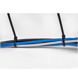 StarTech.com Colliers de Serrage 25 cm Noirs - Largeur 4 mm - Diam. faisceau 68 mm - Résistance traction 22 kg - Fermeture gli
