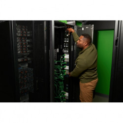 APC NetShelter Rack PDU Advanced, Contrôlé, 3PH, 22,1kW 400V 32A ou 17,3kW 415V 30A, 48 Prises, CEI309